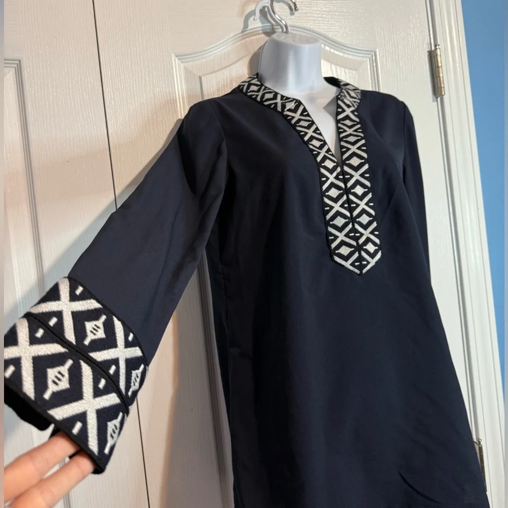 Tory Burch Embroidered Navy Tunic Top- Size‎ 2 🔥